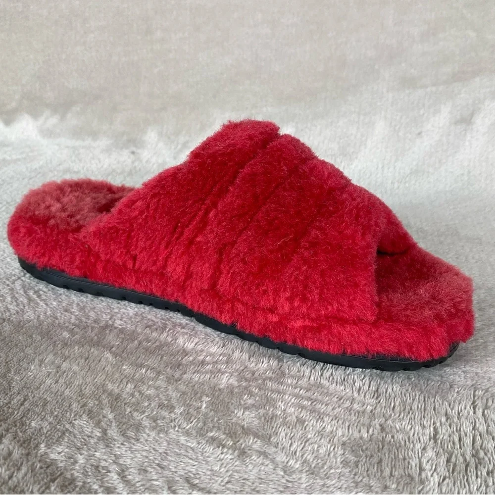 UGG Men’s Size 5 (Women’s Size 7) Red Fluffy Slippers - Picture 4 of 12